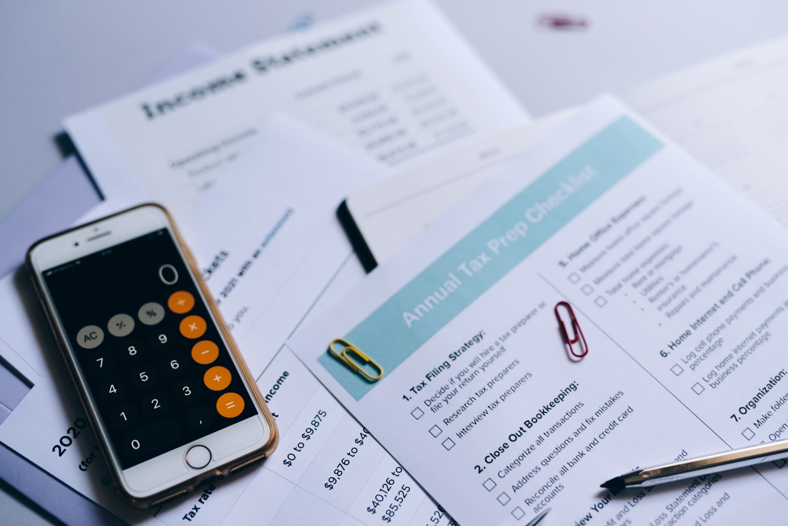 書類と電卓が置かれた机